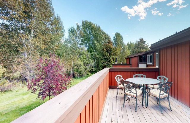 Intimate corner studio w/area skiing nearby, as well as shopping/dining