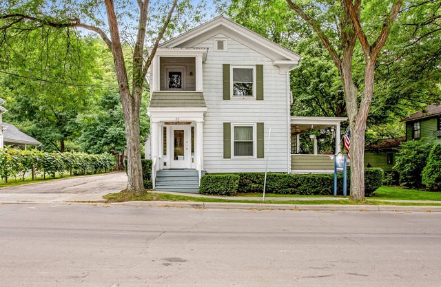 Intimate Getaway for Two w/ a Kitchenette, Free WiFi, Cable TV, & Shared Grill