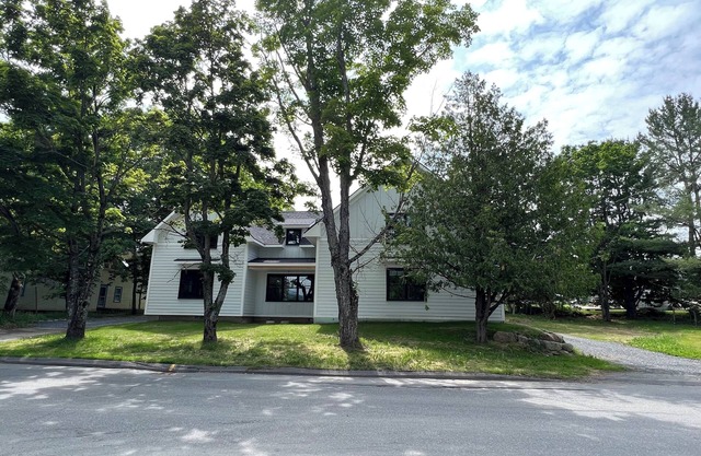 Intown/Family Friendly/Walk to Shops & Snowmobile from Property/Pets Considered