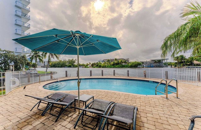 Intracoastal Retreat, Heated Pool, Walk to Beach