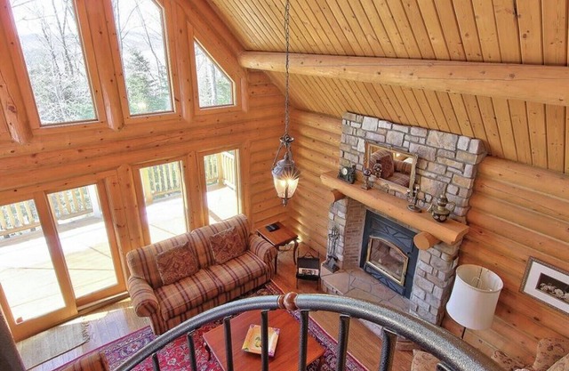 Inviting and relaxing log home close to Tremblant