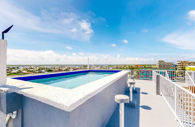 Inviting apartment w/WiFi & partial AC - steps from the ocean, walk everywhere