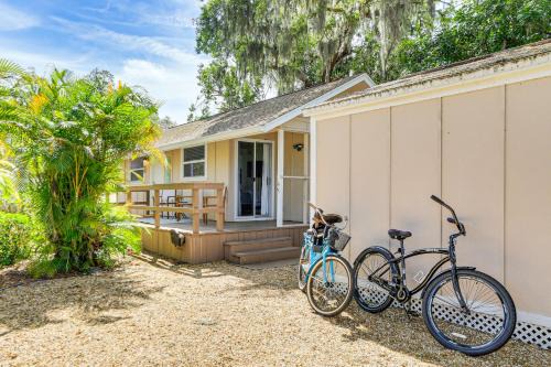 Inviting Sarasota Cottage 5 Mi to Beach Access!