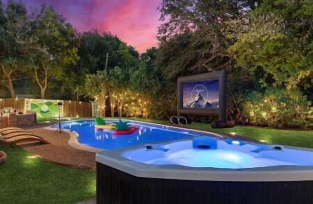 Iris - Playful Pool Home w/Hot Tub By TCU