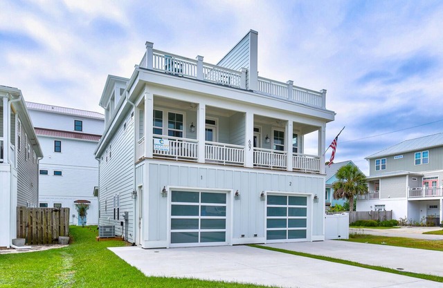 Irish Goodbye - Rooftop Access with Outdoor Bar, 10 Minute Walk to Beach Access