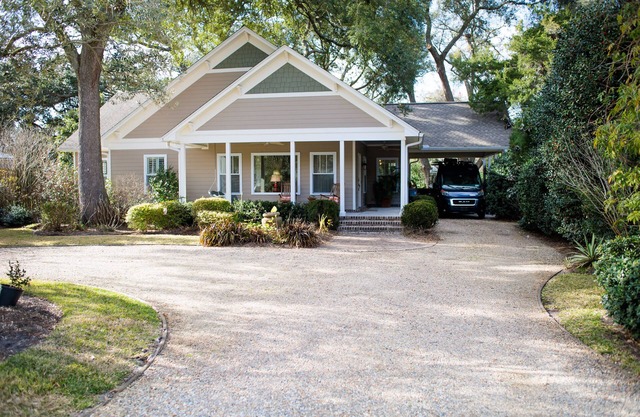 Island Getaway with Hot Tub Short Walking Distance to Village Pier-Dog Friendly