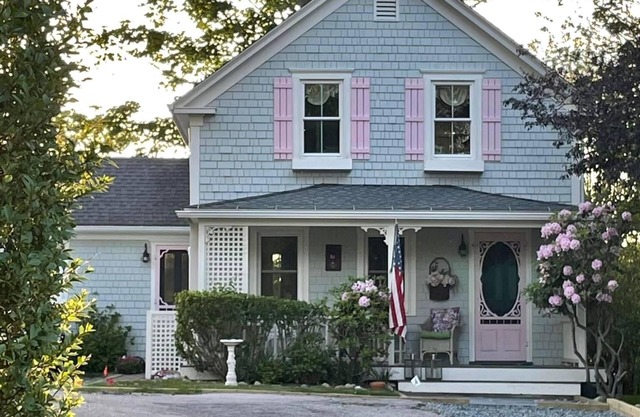 Island Jewel, pristine historic cottage, close to Old Harbor, 3 bed/1.5 bath