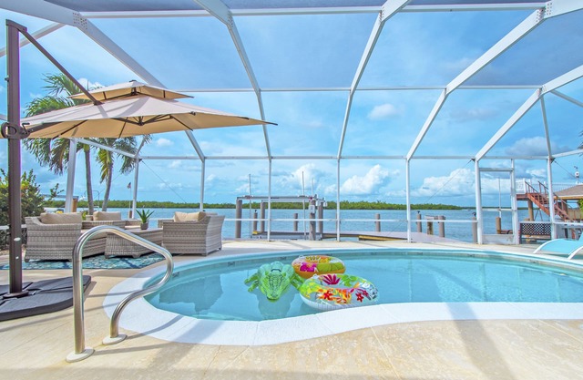 Island Life! Waterfront Isles of Capri, Naples Home - Heated Pool- Private Dock