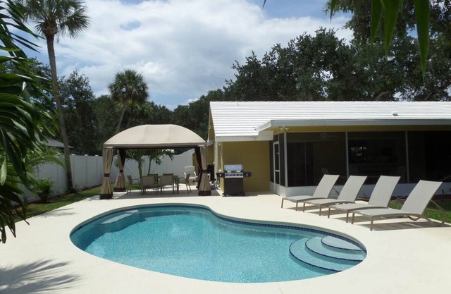 Island Living, Within Walking Distance To Beach Restaurants Shops Parks Marina