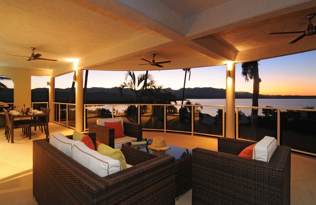 Island Point Villa 4 - Close to Town with Magnificent Ocean Views.