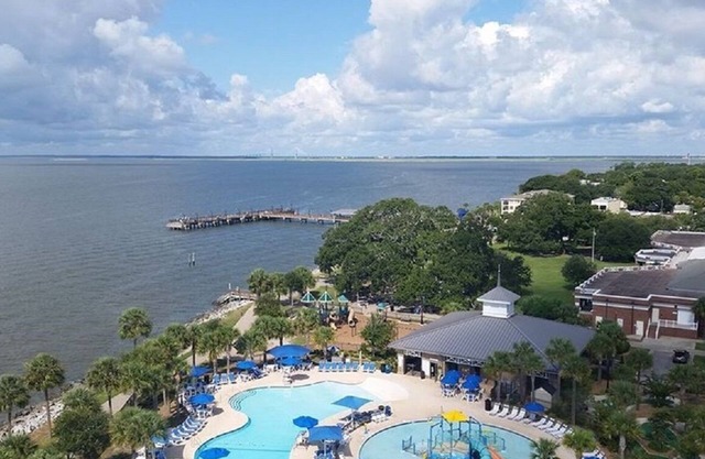 ISLAND SQUARE CONDO - CONVENIENTLY LOCATED TO SHOPPING AND DINING