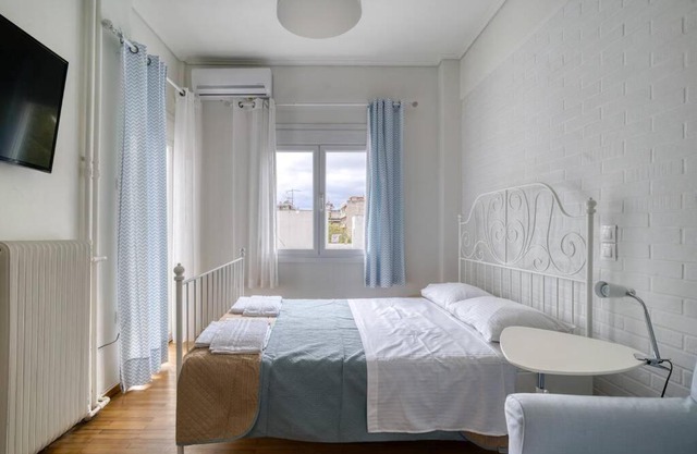 Island-style studio apartment in historic Athens