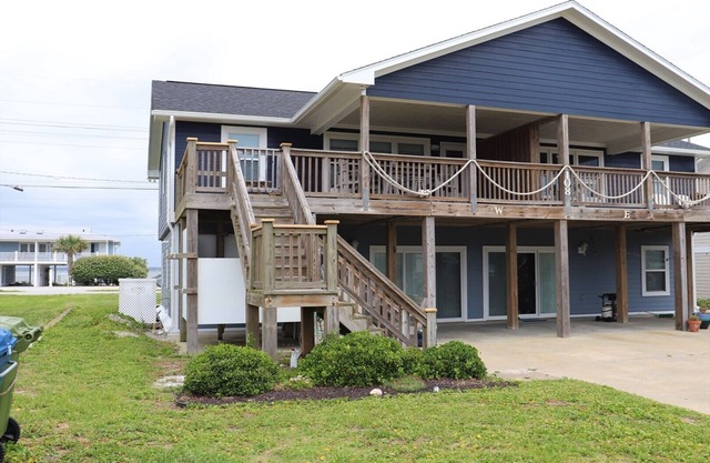 Isle N Joy 4BR, 2BA Steps from the Beach with Ocean & Sound Views