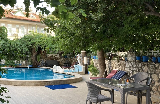 It is located central in marmaris. The flat is animal friendly.