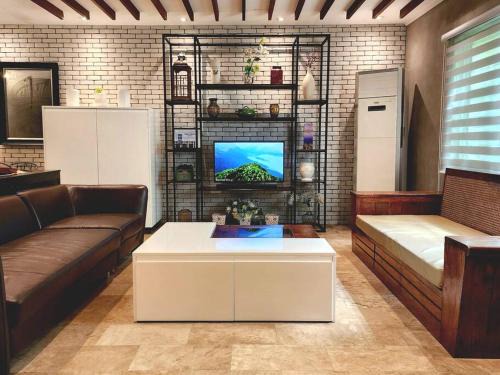 J V BIG FAMILY HOME 4BR 5T&B in Quezon City !