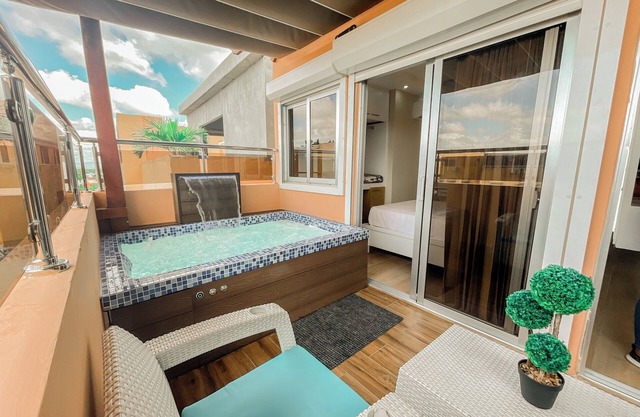 jacuzzi 2-bedroom apartment with AC, WiFi in fabulous Santo Domingo