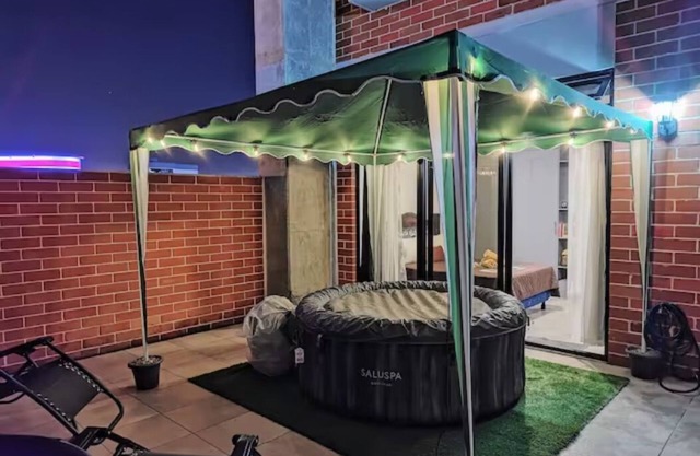 Jacuzzi Getaway, in the Heart of Zone 4