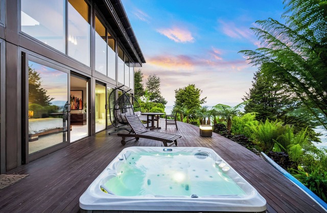 Jacuzzi Suite - Ocean Views, Beach Access & Full-Service Luxury Lodge