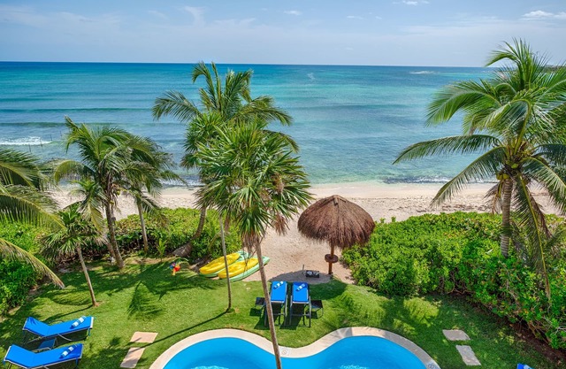 Jade Bay classic beachfront villa with pool, AC and WiFi!