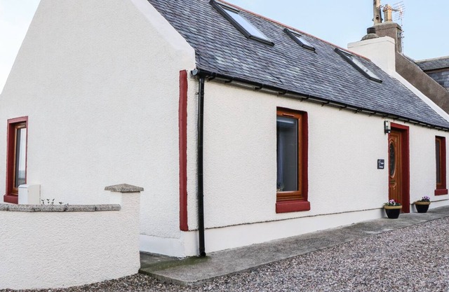 JADE COTTAGE, pet friendly, country holiday cottage in Macduff