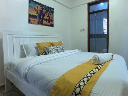 Jay Comfort home- Cozy 1BR next to Village Market, 2 Rivers mall, UN and The Embassies along Limuru Road