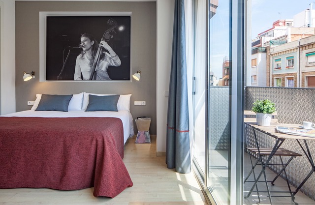 Jazz-Inspired Apartment in Eixample in City Center