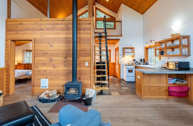 Jenny Creek Cabin w/Jacuzzi and Wood Stove at Green Springs Inn
