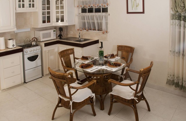 JersonApartment -Two-bedroom: A cozy home in the island paradise of Barbados.