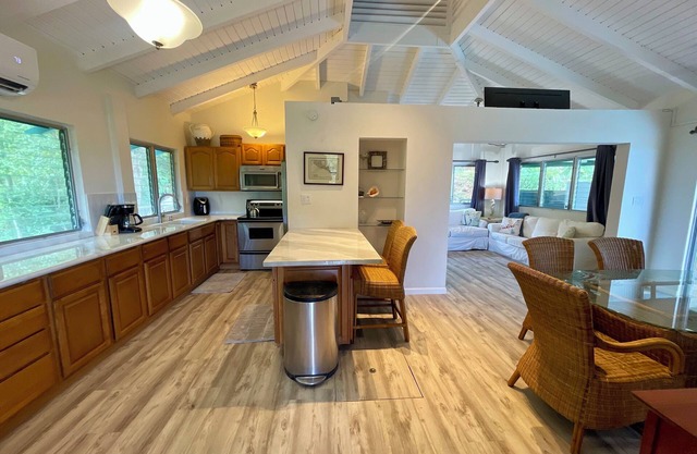 JJ's Getaway - Pool, Full AC, Sunset views, King Beds