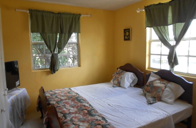 JO J'S GUEST HOUSE 1 BEDROOM SLEEP 3 AC ,CABLE TV,