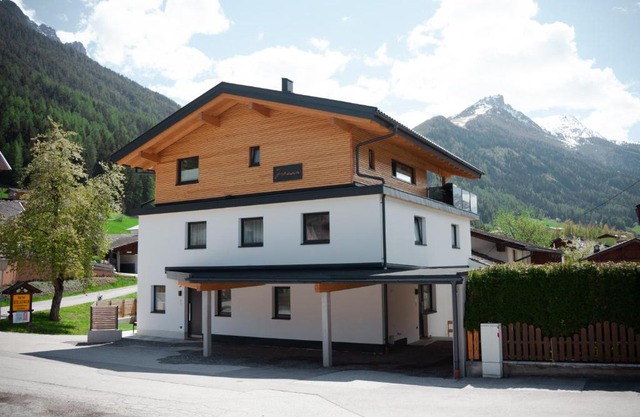 Johann Apartments