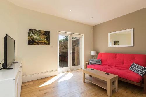 JOIVY Charming 1-Bedroom Flat with Patio