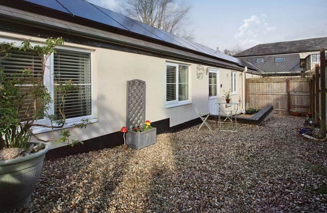 JOLLY COTTAGE, romantic, character holiday cottage in Goodrich