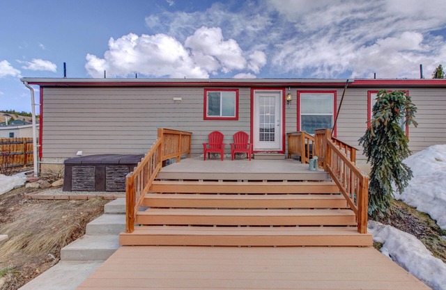 Josephine House- PET FRIENDLY-15 Min to Ski Cooper w/HOT TUB!