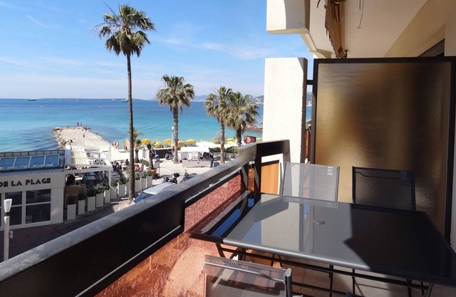 Juan les pins Center facing the sea, large 2 bedrooms apartment with parking