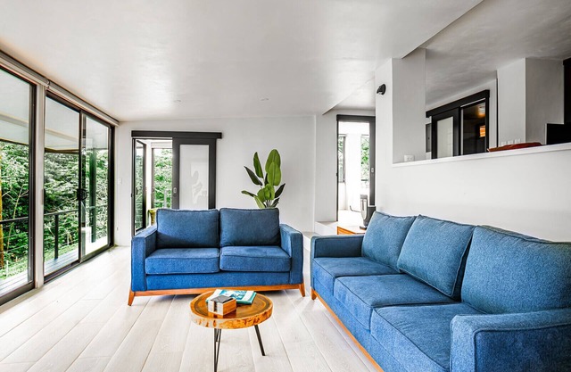 Jungle Escape: Luxurious 2-Bedroom with Modern Comforts and Breathtaking Views