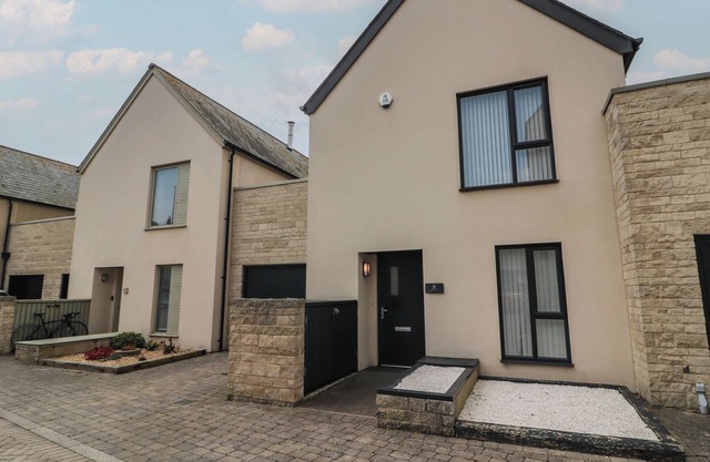 JURASSIC COAST HOUSE, pet friendly, with a garden in Fortuneswell