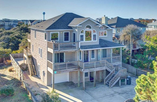 Just 70 Yards to the Beach.Pool, Pool Table.Close to Restaurants.