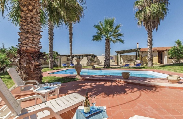 Just a few hundred meters from the beach and about 7 km from Menfi awaits you this pretty, neatly fu