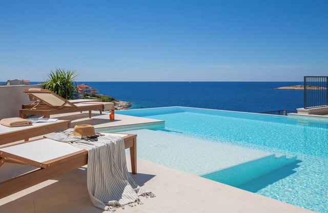 JUST BLISS luxury villa - heated saltwater pool, wellness, fitness and view