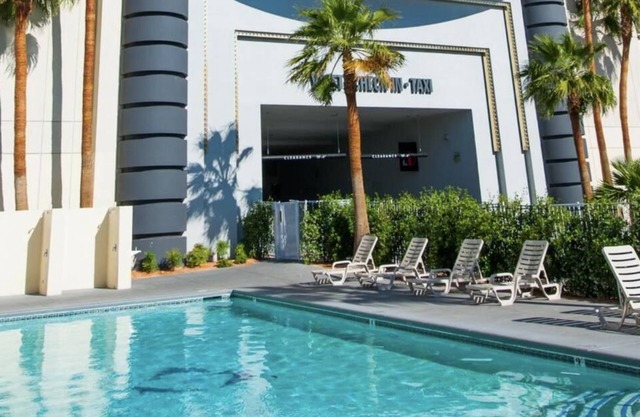 Just What You Were Looking For! 4 Relaxing Units, Casino, Pool, Free Parking