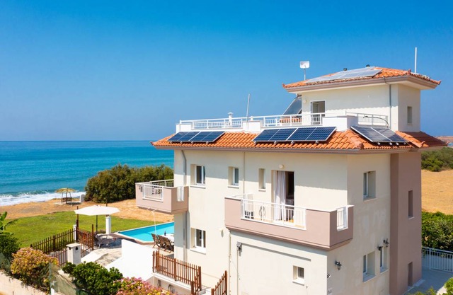 Kalisto Beach Villa: Large Private Pool, Walk to Beach, Sea Views, A/C, WiFi