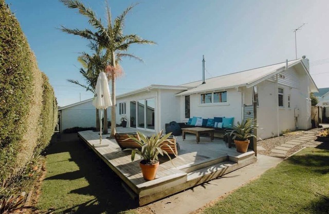 Karamu Korner: Charming Bungalow in Strandon