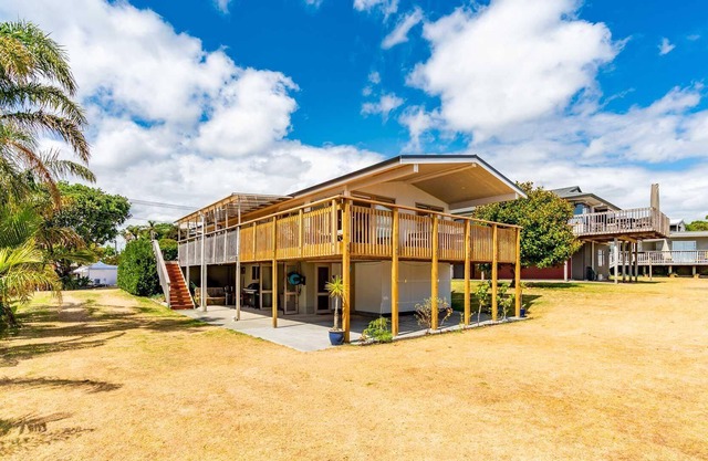 Karibu - Large sunny home plus sleepout with views in great central location