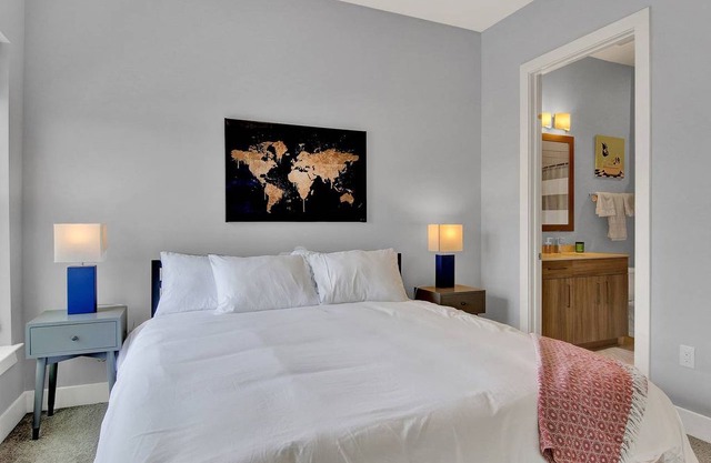 Kasa Charlotte | 2BD/2BA with Free Parking + Self Check-In | Uptown