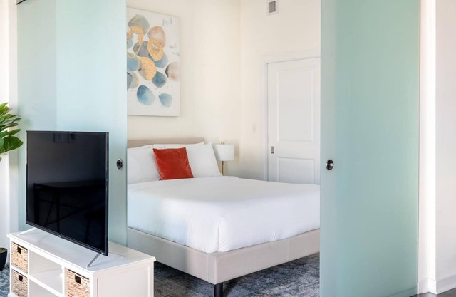 Kasa | Inviting Studio + Amenity Access | Alexandria