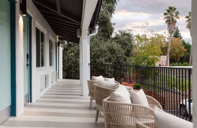 Kasa Palo Alto | Family Friendly, King Room with Workspace & Extra Full Bed