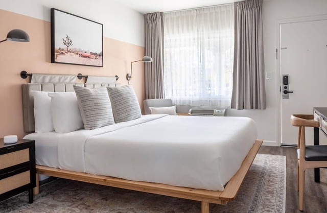 Kasa Palo Alto | Spacious Suite with 1 King and 1 Full Bed