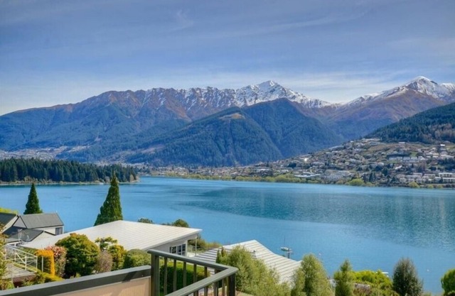 KELVIN HEIGHTS, QUEENSTOWN - lake views, sunny