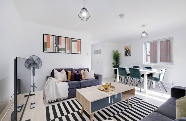 Kempster 5 Bedroom 3 Bathroom Serviced House Aylesbury with parking